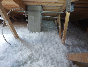 Zateplení stropu novostavby rodinného domu pomocí foukané izolace